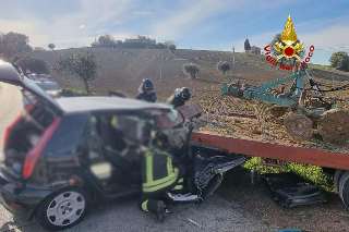 Schianto auto-trattore, soccorsi due feriti